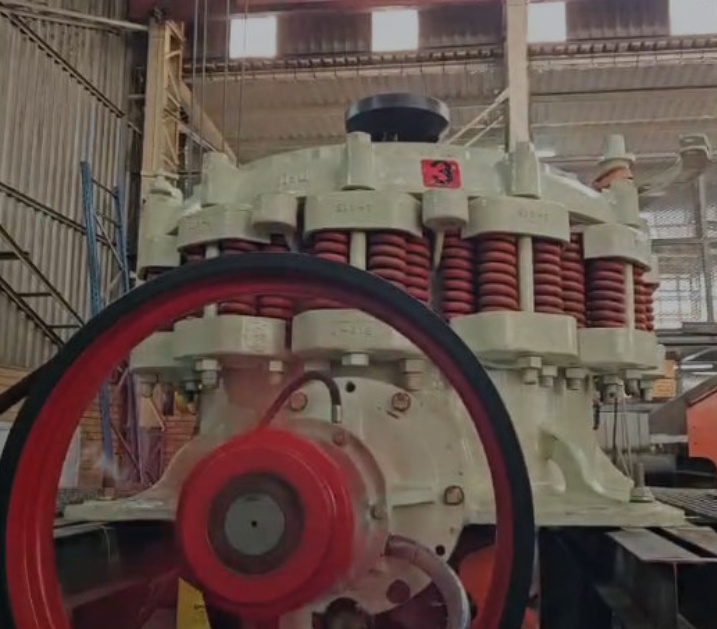 DAC642 4¼ Symons Standard Cone Crusher - Image 2