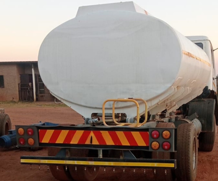 EAS095 1993 Mercedes Benz 1213 Water Tanker, 8 000 liter - Image 2